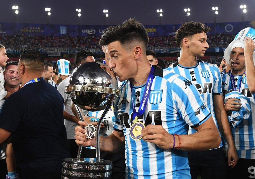 Mientras el hincha pedía un delantero: U. Católica llegó a acuerdo con ex defensa campeón con Racing Club