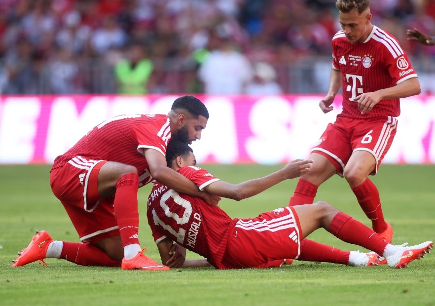 Por culpa del calor: Jamal Musiala se desmayó en plena cancha en amistoso del Bayern Munich