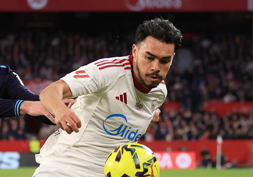 Gabriel Suazo fue capitán en sufrida victoria de Sevilla por el debut en La Liga