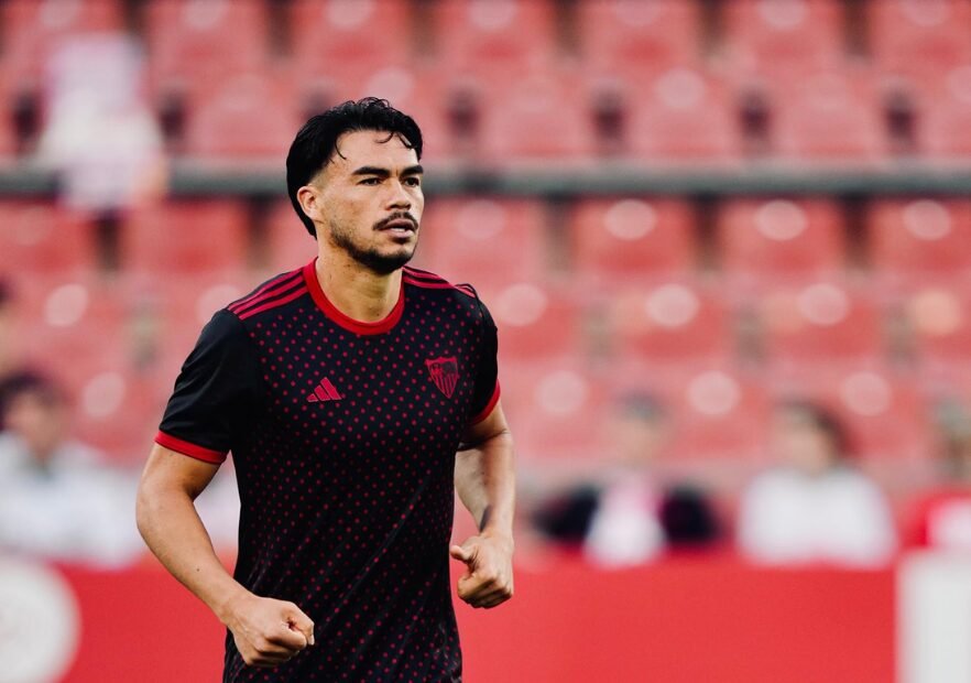 Gabriel Suazo lo sufrió en cancha: Sevilla cayó ante Leverkusen y cerró la pretemporada con su primera derrota