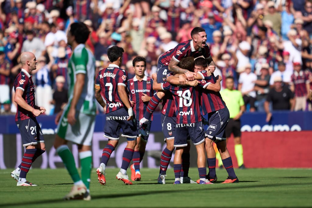 Fin al invicto de Manuel Pellegrini: Levante goleó al Real Betis y le dio su primera derrota en La Liga de España