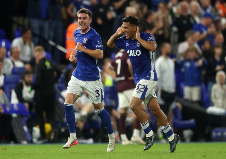 “Necesitas jugadores así”: DT del Ipswich Town llenó de elogios a Marcelino Núñez tras su doblete en Carabao Cup
