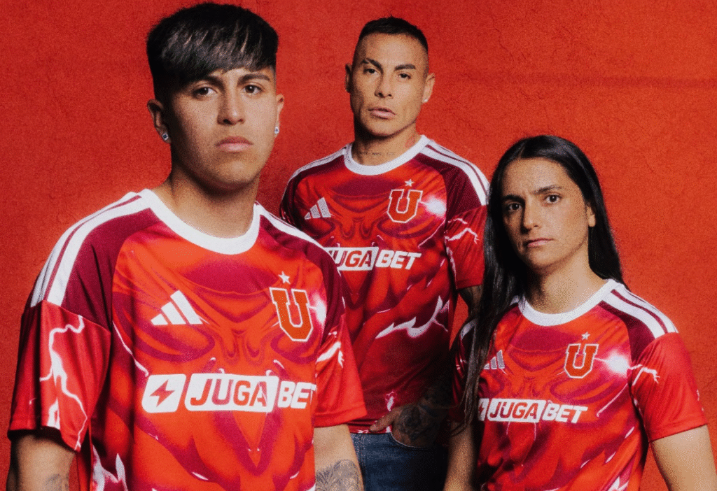Con el chuncho en el pecho: U. de Chile presentó una sorpresiva tercera camiseta inspirada en sus hinchas
