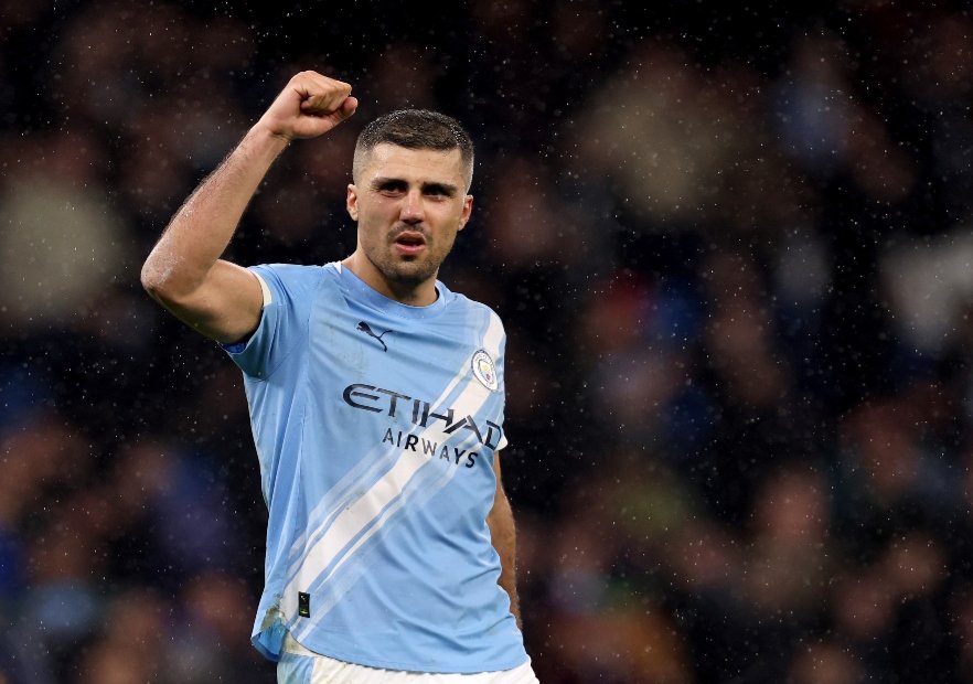 Obligados a subir la puntería: Manchester City rechazó la primera oferta de Barcelona por Rodri