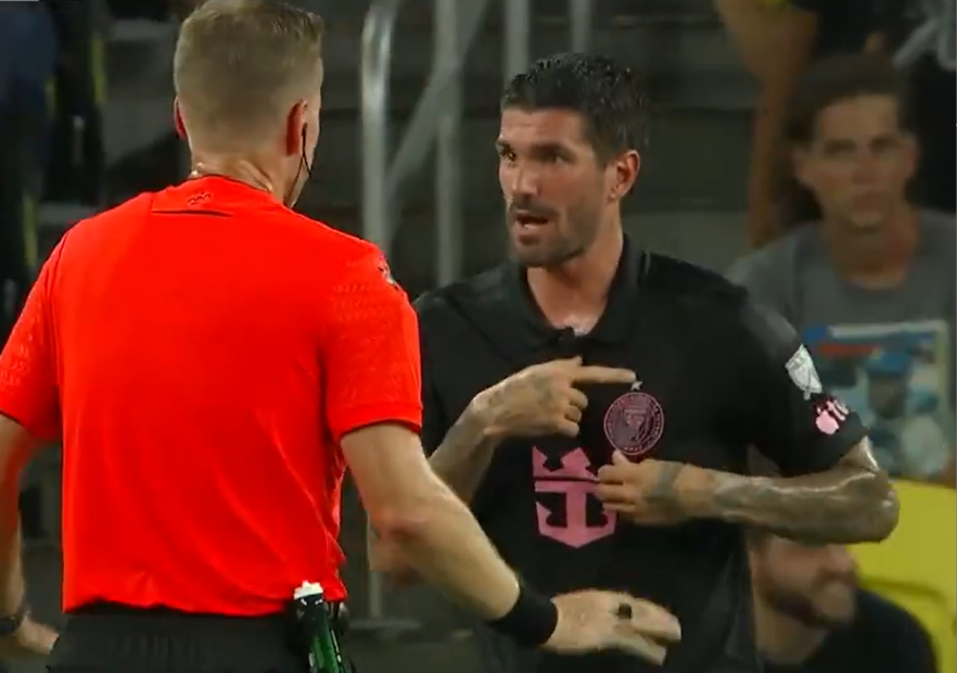 VIDEO | Insólito: Rodrigo de Paul le enrostró su estrella de campeón a un árbitro en la MLS