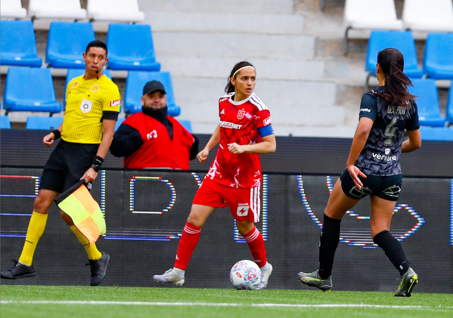Universidad Católica celebró con victoria en el Clásico femenino ante la U. de Chile