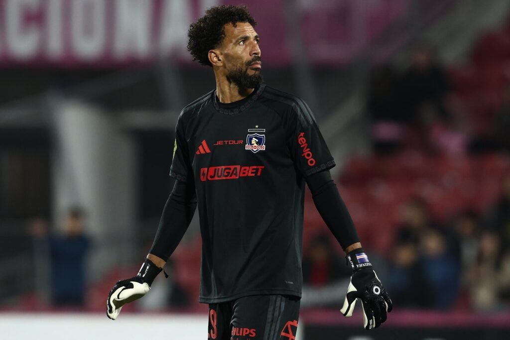 Vozinha viajó fuera de Chile tras su debut: La razón que inquietó a los hinchas de Colo Colo