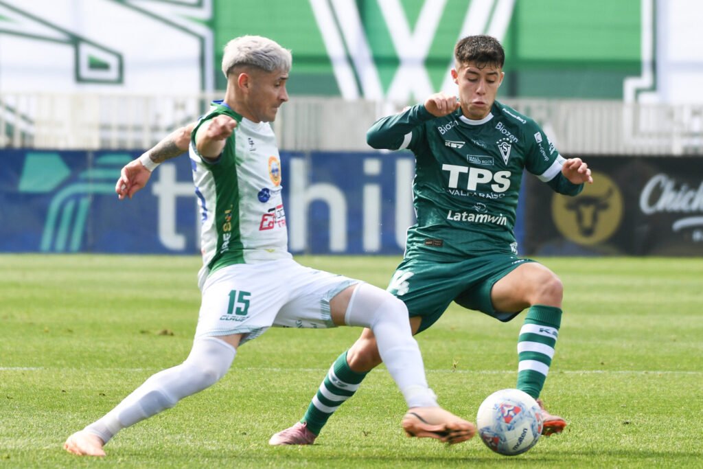 Cobreloa mira atento: Santiago Wanderers enredó puntos de local ante Puerto Montt en el Ascenso