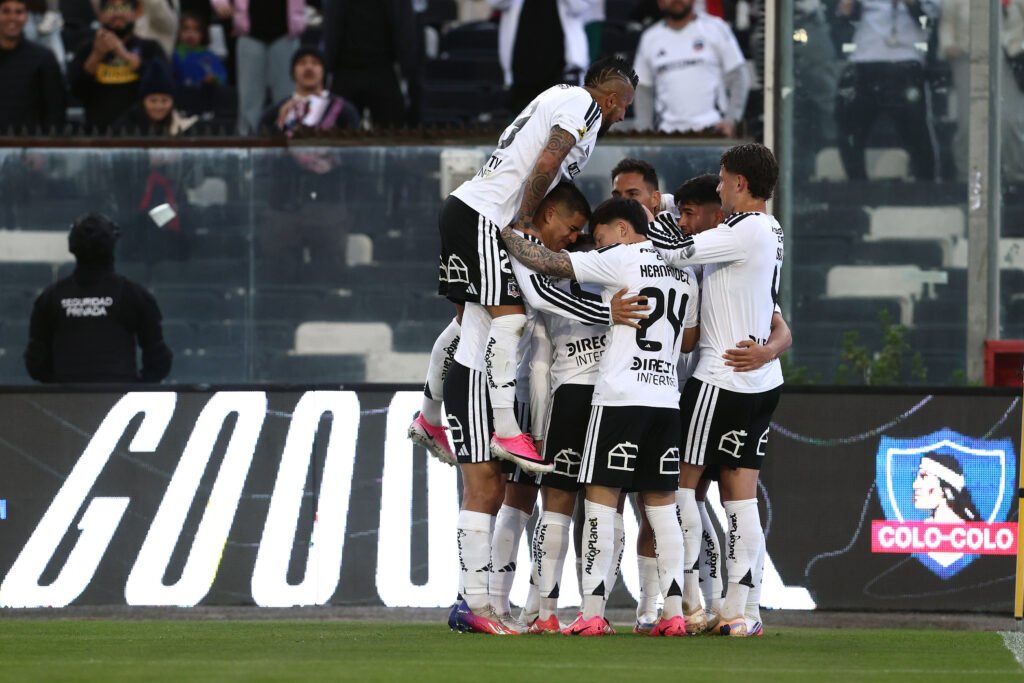 Pilares claves en la defensa: Colo Colo aseguró la renovación de tres jugadores pensando en Copa Libertadores 2027