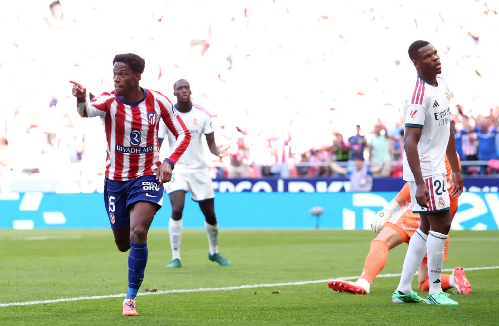 Sonríe el Barcelona: Atlético Madrid se quedó con el Derbi y le dio un duro golpe al Real Madrid