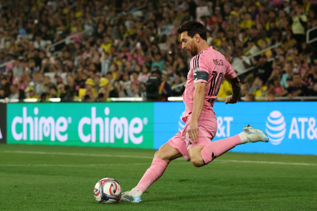 ¡Qué golazo! Lionel Messi apareció con una joya de tiro libre y revivió el recuerdo del histórico gol de Kroos