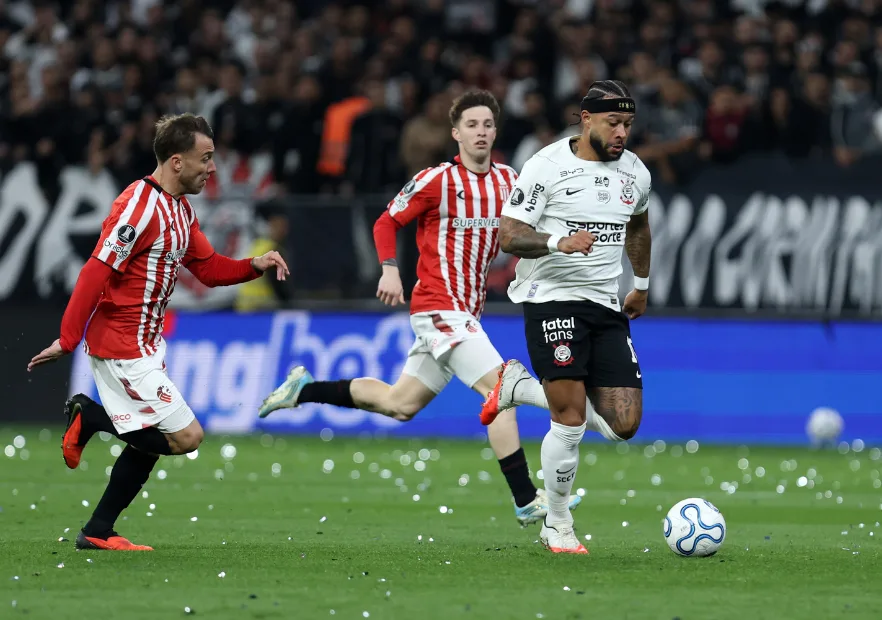 VIDEO | Memphis Depay fue villano con su horrendo penal en eliminación de Corinthians en Libertadores
