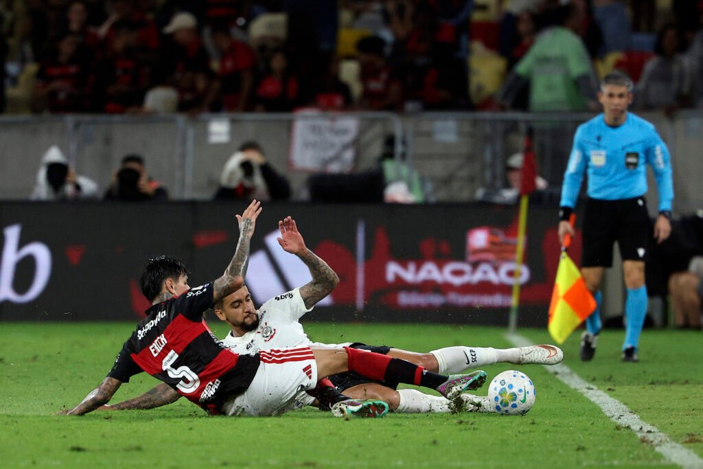 Con Erick Pulgar desde el arranque: Flamengo derrotó a Corinthinas y es el nuevo líder del Brasileirao