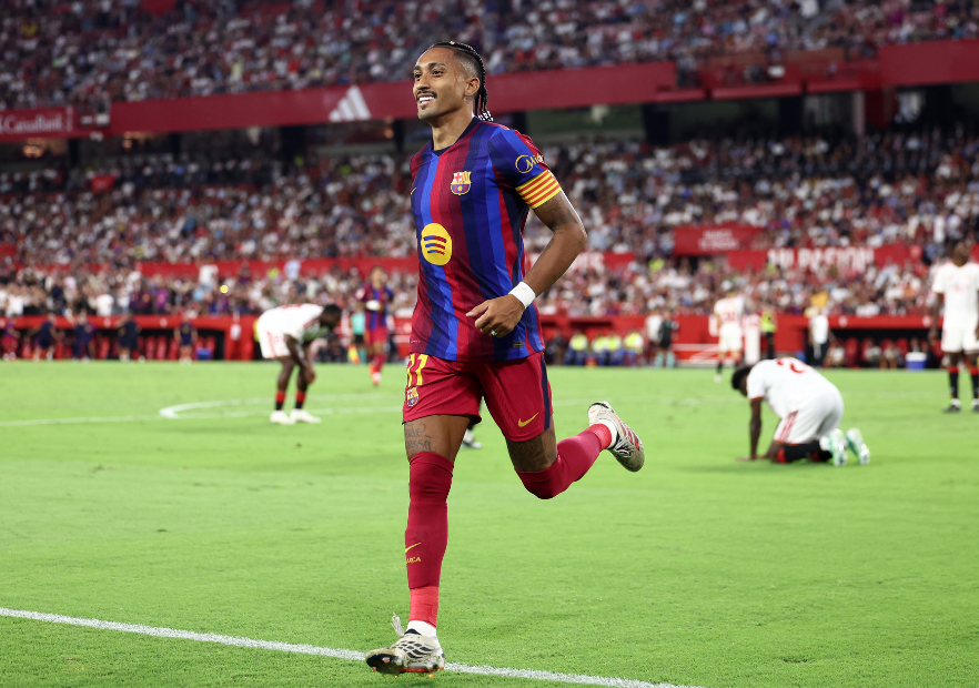Raphinha está desatado: Hat-trick vs. Sevilla de Gabriel Suazo y Barcelona sigue imparable en LaLiga