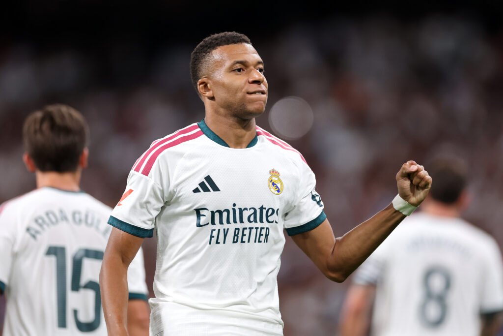 La revolución de Kylian Mbappé: Dejó Nike y usará marca liderada por Roger Federer y Thierry Henry