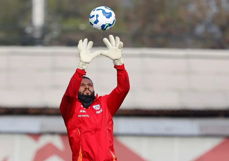 Evitó una goleada: Lawrence Vigouroux volvió a completar un gran partido con La Roja
