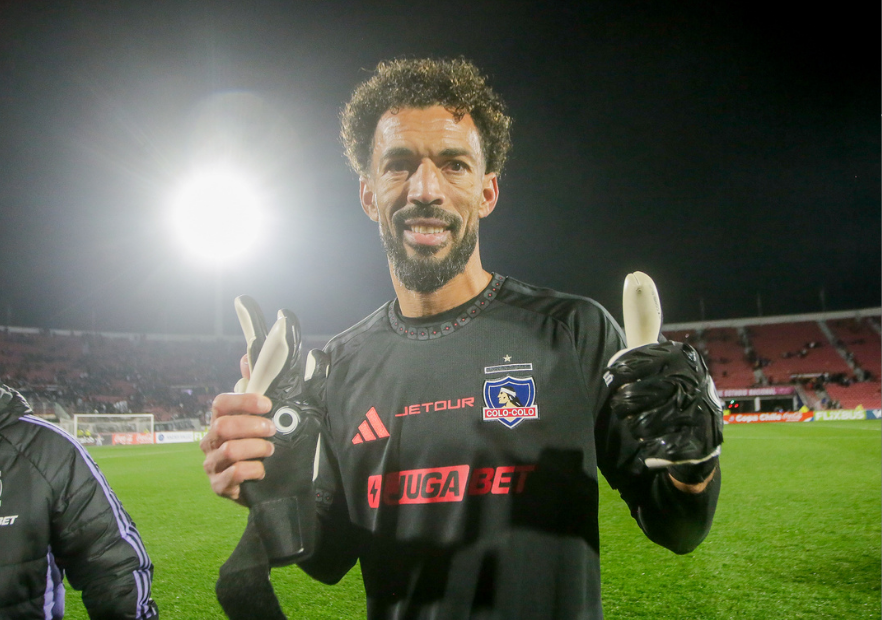 VIDEO | ¡De Colo Colo para Cabo Verde! Vozinha sorprendió a sus compañeros con inesperado regalo